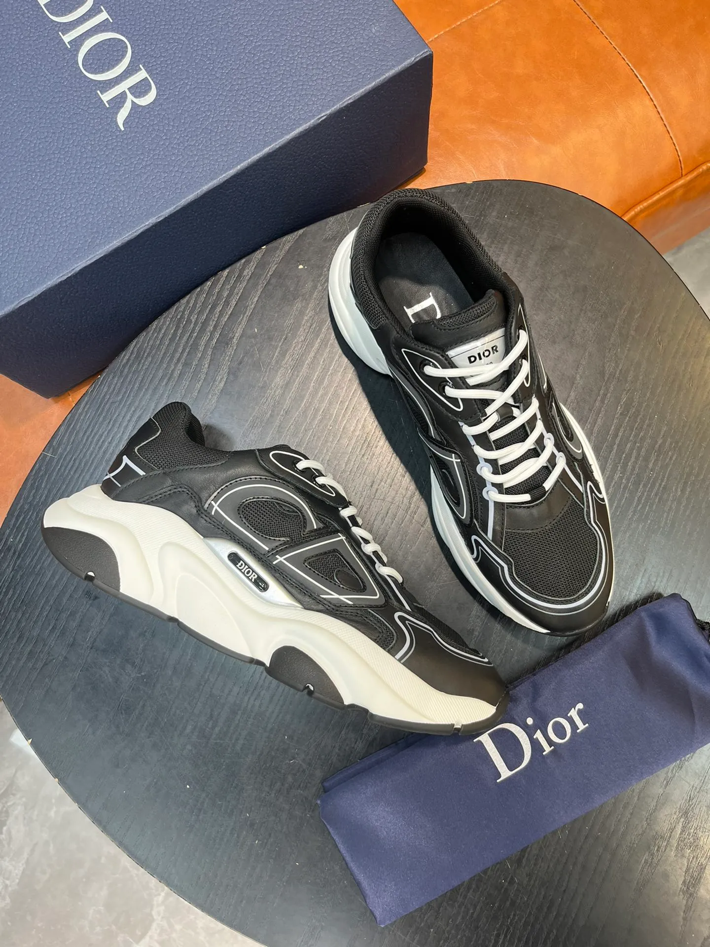 Factory price 540💰Dior B22 men's jogging fashion sneakers. This item draws inspiration from retro jogging shoes. It adopts a thick low-top design, with an upper made of leather and mesh fabric, and a black and white engraved rubber sole. Decorated with an embossed "CD" logo on the side. Code number: 39-44